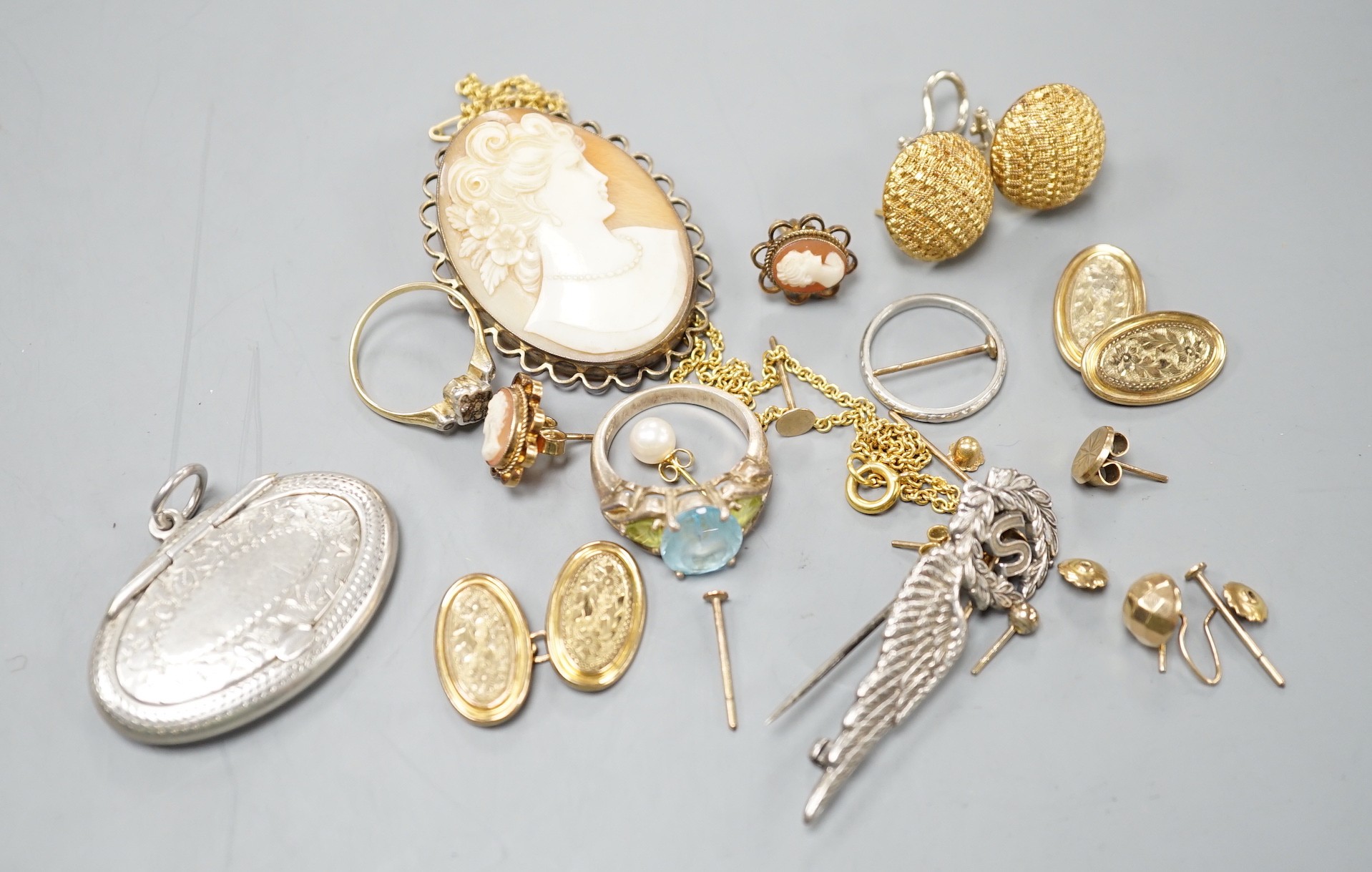 Assorted jewellery including a pair of textured 750 domed earrings, 9.6 grams, silver gilt cameo brooch, rings, earrings etc.